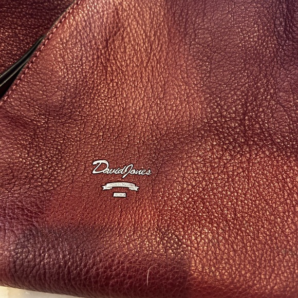 Red shoulder bag. - Picture 3 of 5